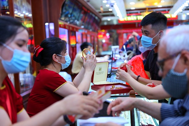  Khách hàng giao dịch vàng miếng. (Ảnh: TTXVN)