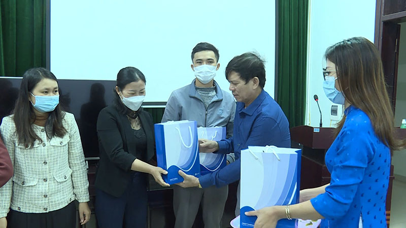 Hội Khuyến học huyện trao tặng 112 máy điện thoại cho các em học sinh thông qua đại diện các trường