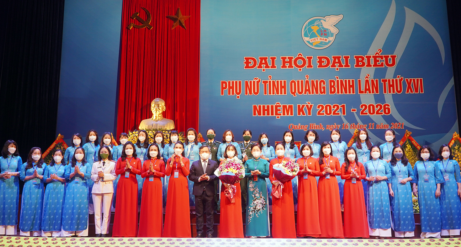 Các đồng chí Bí thư Tỉnh ủy Vũ Đại Thắng và Phó Chủ tịch Ủy ban Trung ương Hội LHPN Việt Nam Trần Thị Hương tặng hoa chúc mừng Ban Chấp hành Hội LHPN tỉnh khóa XVI, nhiệm kỳ 2021-2026.