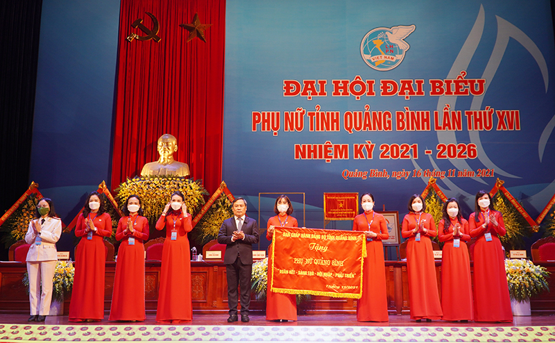 Đồng chí Bí thư Tỉnh ủy Vũ Đại Thắng trao tặng Đại hội bức trướng mang dòng chữ: “Phụ nữ Quảng Bình: Đoàn kết - Sáng tạo - Hội nhập - Phát triển”.