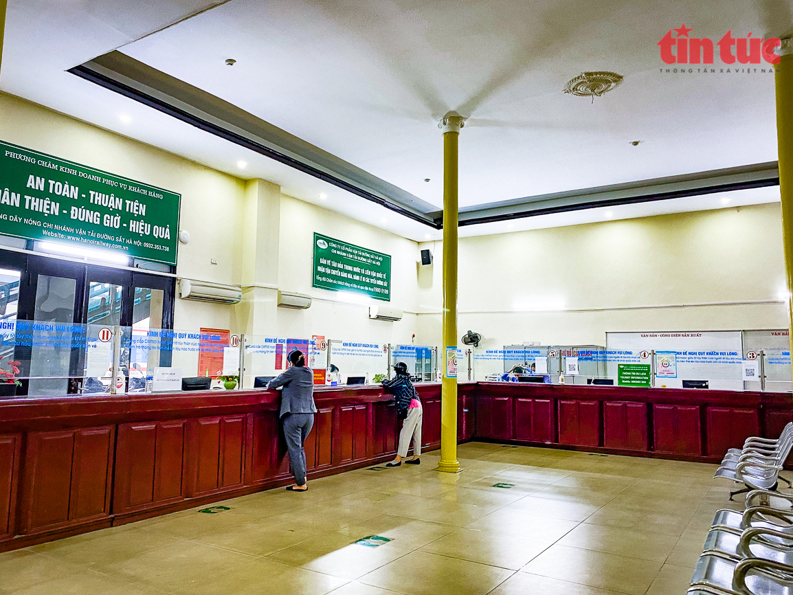 Người dân đến mua vé tàu Tết tại ga Hà Nội. Ảnh: Lan Anh/Báo Tin tức