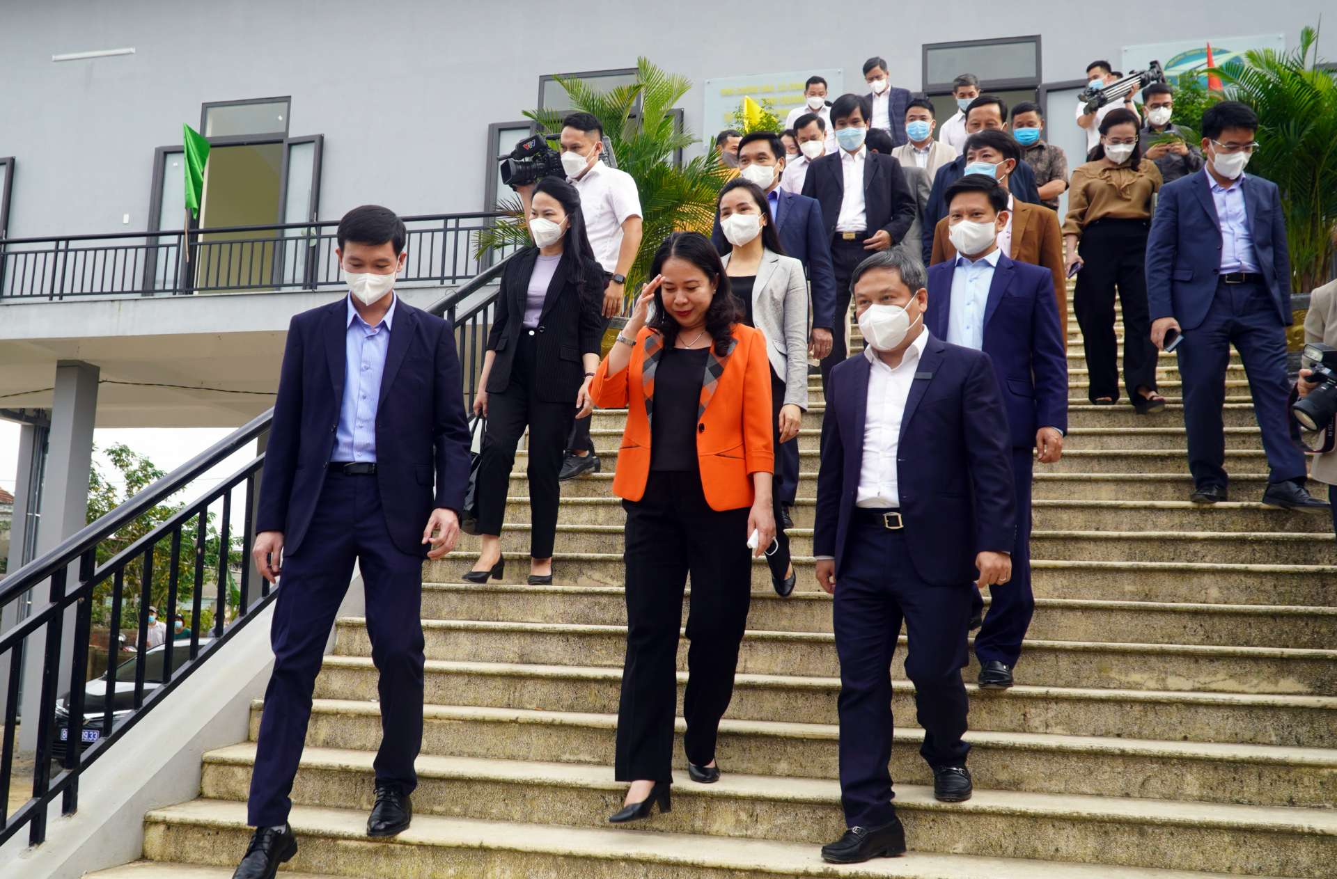 Đồng chí Phó Chủ tịch nước Võ Thị Ánh Xuân kiểm tra mô hình nhà chống lũ và thăm bà con thôn Vinh Quang, xã Sơn Thủy.