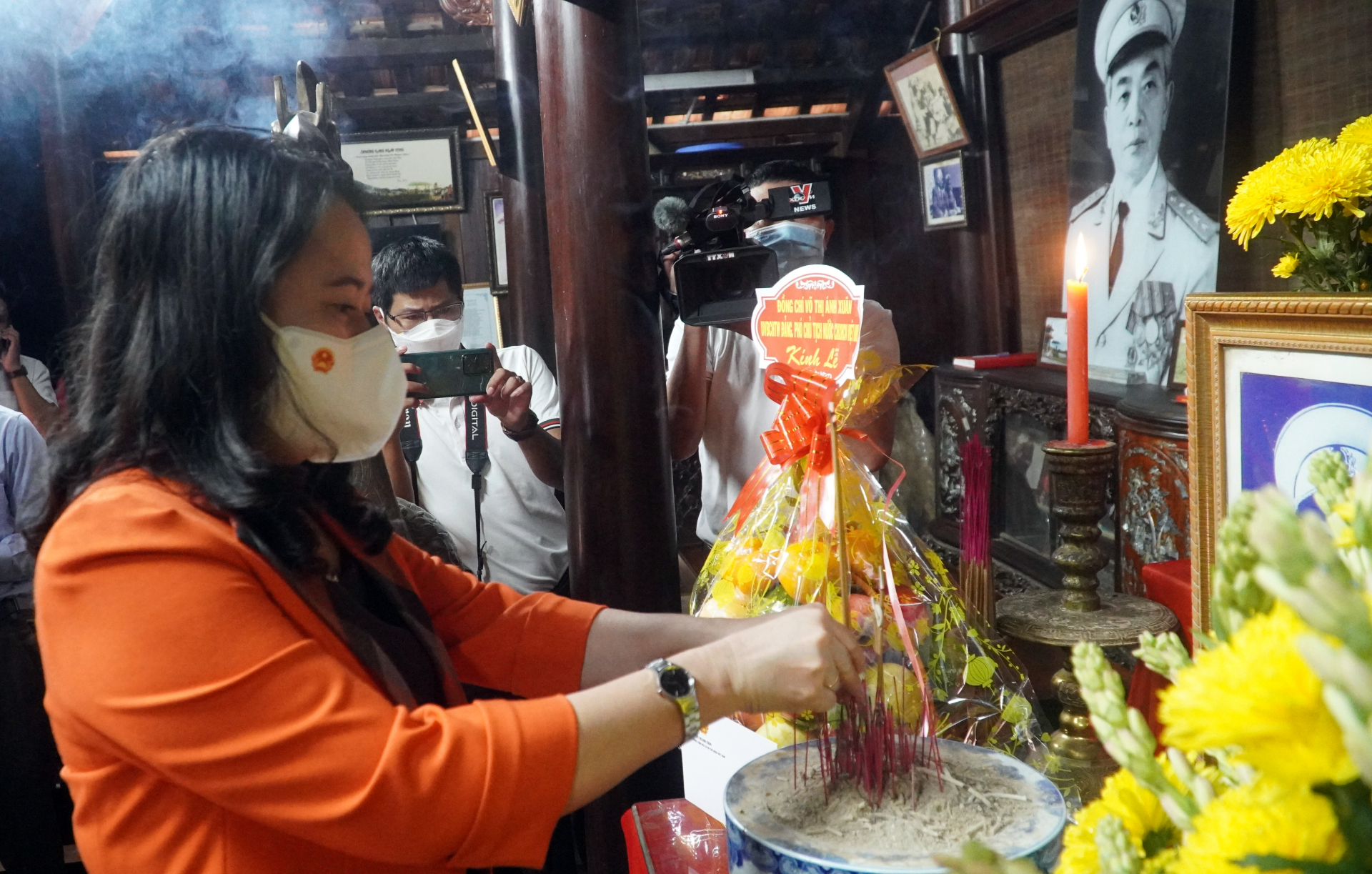 Đồng chí Phó Chủ tịch nước Võ Thị Ánh Xuân dâng hương tại Nhà lưu niệm Đại tướng Võ Nguyên Giáp.