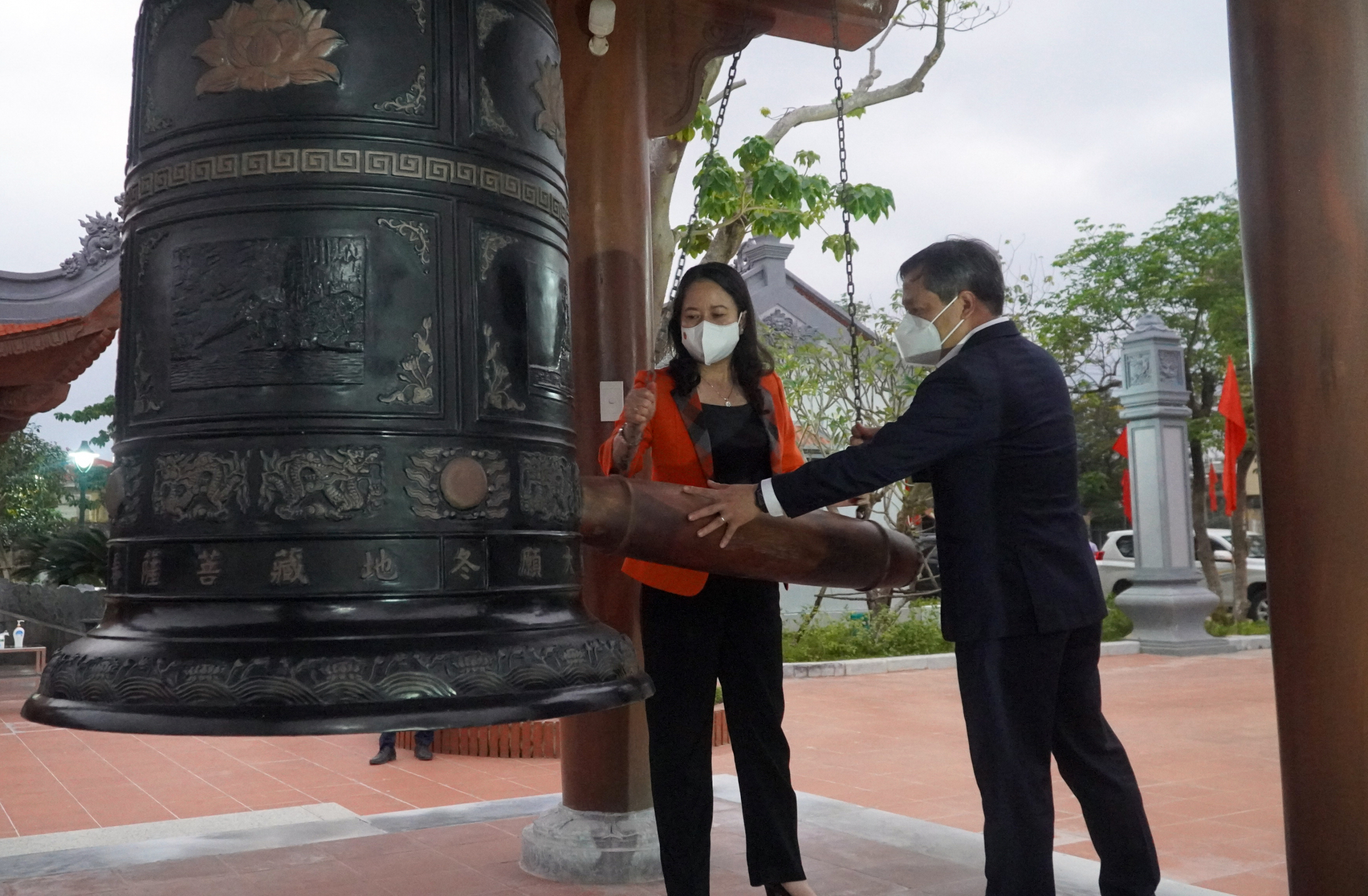 Đồng chí Phó Chủ tịch nước Võ Thị Ánh Xuân và đồng chí Bí thư Tỉnh ủy Vũ Đại Thắng thỉnh chuông tại Đền thờ Bác Hồ và các anh hùng liệt sỹ.