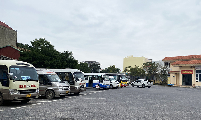 Đã gần đến giờ xuất bến nhưng xe Hoàng Cường chạy tuyến Đồng Hới-Mỹ Đức chỉ có 1 hành khách.