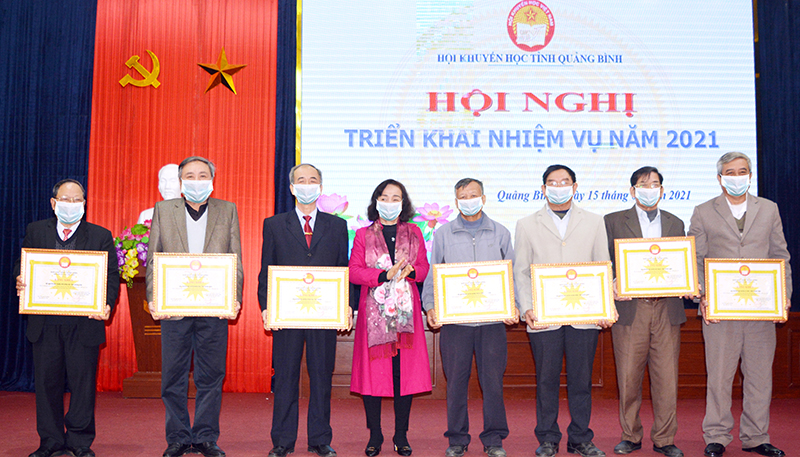 Chủ tịch Hội Khuyến học tỉnh Phạm Thị Bích Lựa trao bằng khen của Hội Khuyến học Việt Namtặng các tập thể đạt thành tích xuất sắc trong công tác KH, KT.