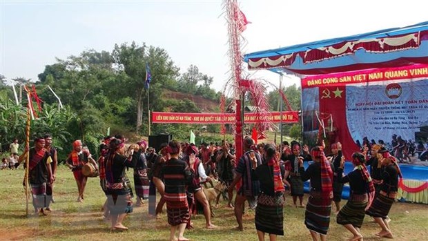 Điệu múa cồng chiêng trong Ngày hội Đại đoàn kết toàn dân tộc tại liên khu dân cư Ka Tăng- Khe Đá, thị trấn Lao Bảo, huyện Hướng Hóa (Quảng Trị). (Ảnh: Thanh Thủy/TTXVN)