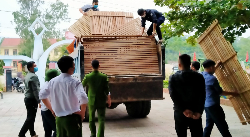 Lực lượng Quân sự chuẩn bị khu điều trị F0 nhẹ, không triệu chứng ở Trường mầm non Sơn Hóa (xã Sơn Hóa).