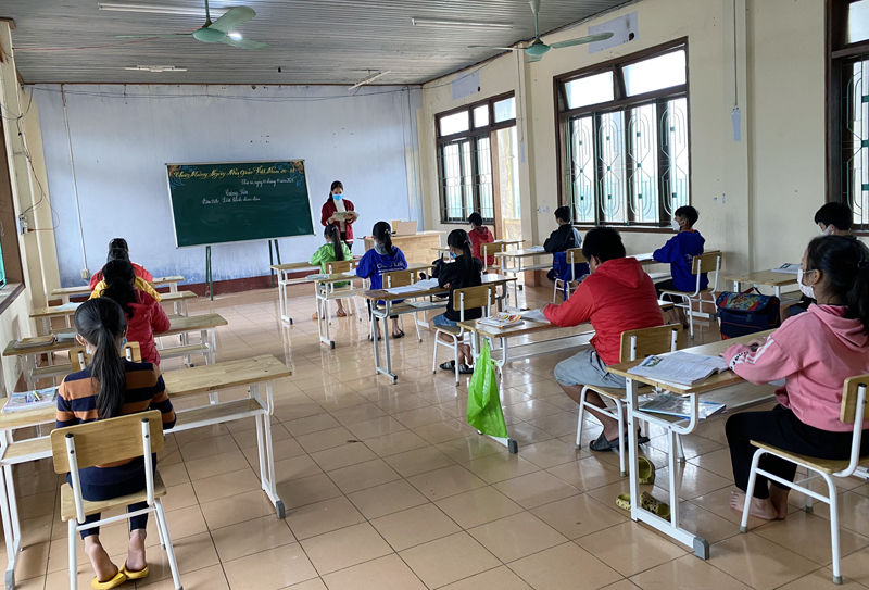 Lớp học được tổ chức trong khu cách ly tập trung.