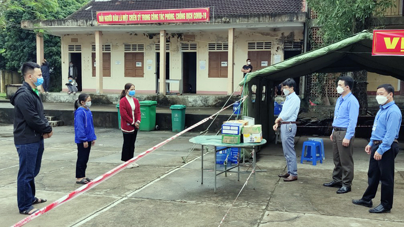 Lãnh đạo Phòng Giáo dục và Đào tạo huyện Tuyên Hóa động viên, tặng quà cho giáo viên học sinh trong khu cách ly.