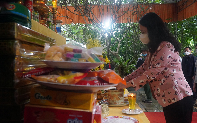 Đồng chí Phó Chủ tịch nước Võ Thị Ánh Xuân dâng hương tại Đền tưởng niệm các anh hùng liệt sỹ trên đường 20 Quyết Thắng 