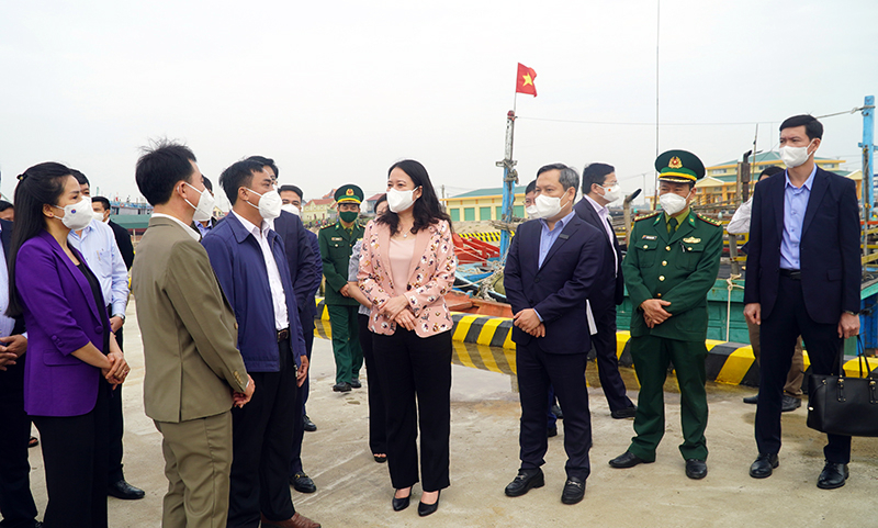 Đồng chí Phó Chủ tịch nước Võ Thị Ánh Xuân và đoàn công tác trò chuyện với cán bộ, nhân dân thị xã Ba Đồn và phường Quảng Phúc