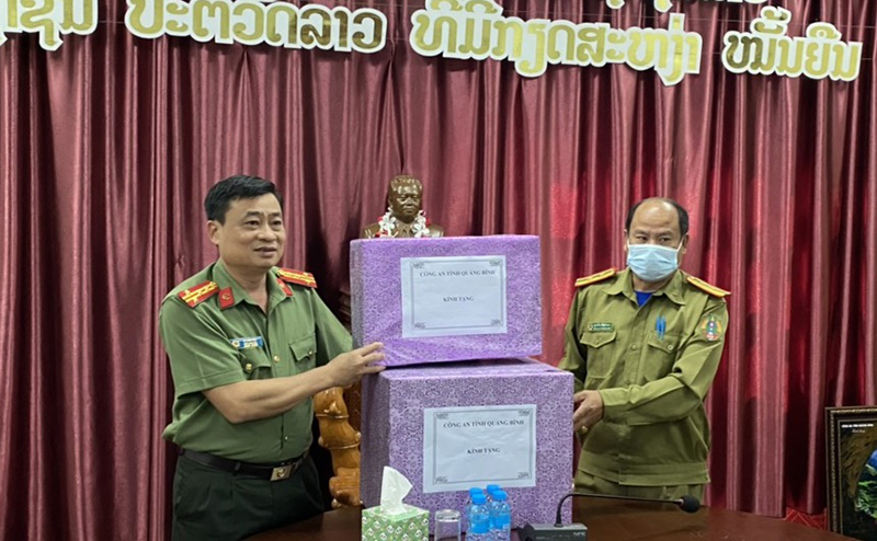 Đại tá Lê Văn Hóa, Phó Giám đốc Công an tỉnh trao quà cho Công an nước bạn Lào trong chuyến khảo sát xây dựng trụ sở làm việc cho Công an Lào.