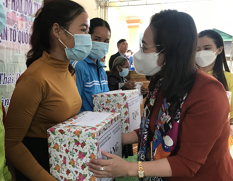 Đồng chí Chủ tịch Ủy ban MTTQVN tỉnh Phạm Thị Hân trao quà cho ĐBDTTS nhân dịp kỷ niệm 91 năm Ngày truyền thống MTTQVN.