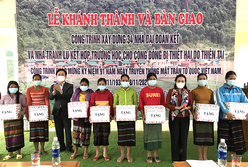 Đồng chí Chủ tịch Ủy ban MTTQVN tỉnh Phạm Thị Hân và đồng chí Phó Chủ tịch HĐND tỉnh Hoàng Xuân Tân trao quà cho các hộ được hỗ trợ xây dựng nhà “Đại đoàn kết” tại bản Sắt, xã Trường Sơn, Quảng Ninh.