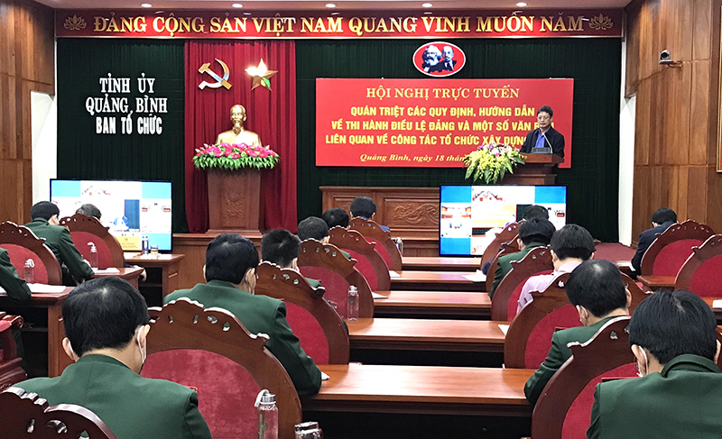 Đại diện lãnh đạo Ban Tổ chức Tỉnh ủy quán triệt các nội dung cơ bản và những điểm mới của các văn bản thi hành Điều lệ Đảng. 