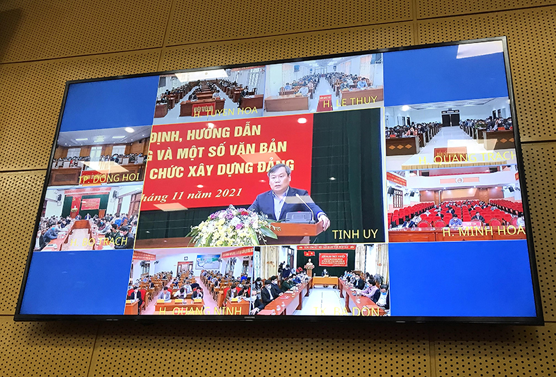Toàn cảnh hội nghị trực tuyến qua màn hình.