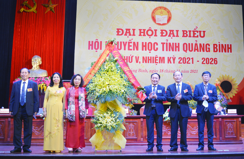 Đồng chí Trần Hải Châu, Phó Bí thư Thường trực Tỉnh ủy, Chủ tịch HĐND tỉnh tặng hoa chúc mừng đại hội.