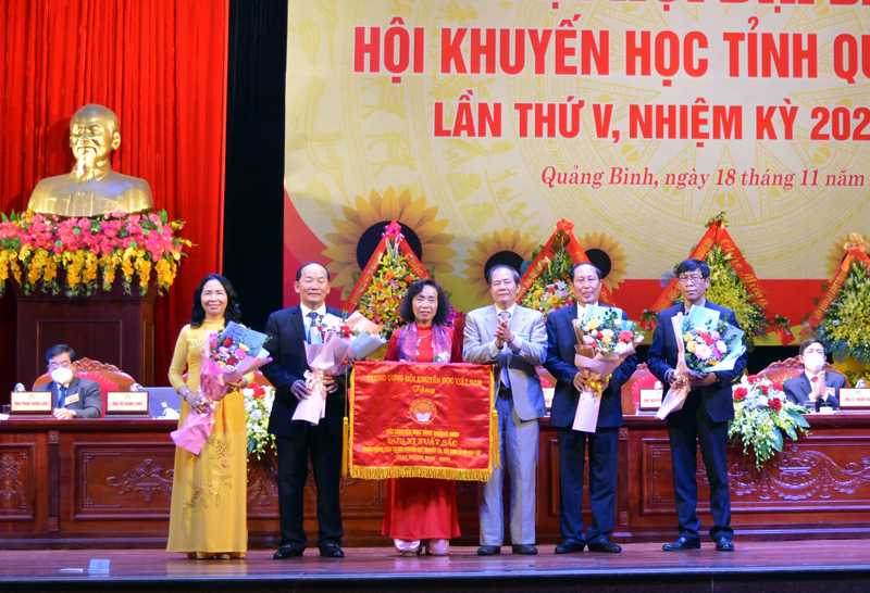 Phó Chủ tịch Hội Khuyến học Việt Nam Phạm Hoàng Be trao cờ “Đơn vị thi đua xuất sắc” của Trung ương Hội Khuyến học Việt Nam cho Hội Khuyến học tỉnh Quảng Bình.