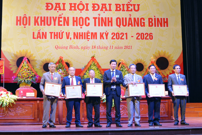 Đồng chí Hồ An Phong, Tỉnh ủy viên, Phó Chủ tịch UBND tỉnh trao bằng khen của Chủ tịch UBND tỉnh cho các tập thể và cá nhân có thành tích xuất sắc trong công tác KH, KT.
