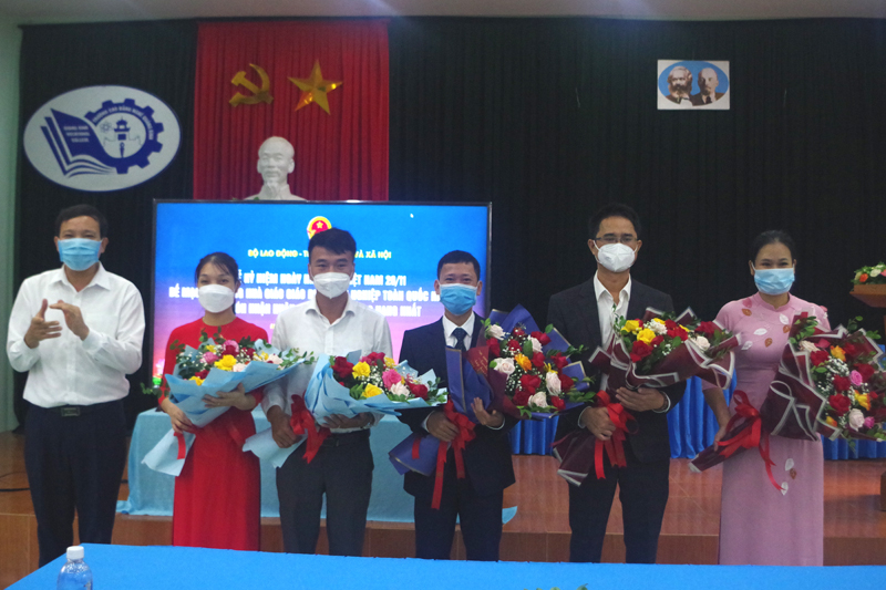 Đại diện lãnh đạo Sở Lao động-Thương binh và Xã hội tặng hoa chúc mừng các giáo viên tham gia hội giảng nhà giáo GDNN toàn quốc năm 2021