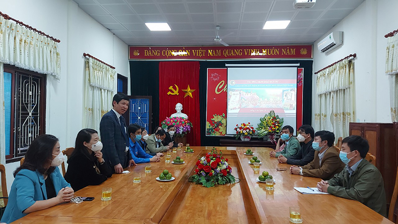 Đồng chí Phó Chủ tịch UBND tỉnh phát biểu chúc mừng tập thể sư phạm Trường THPT Đào Duy Từ