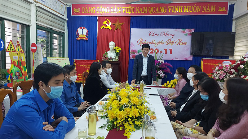 Đồng chí Phó Chủ tịch UBND tỉnh phát biểu chúc mừng Trường TH số 2 Hoàn Lão 