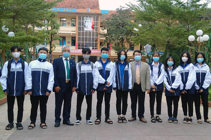 Thầy giáo Dương Viết Tuynh cùng học sinh Trường THPT Đào Duy Từ.