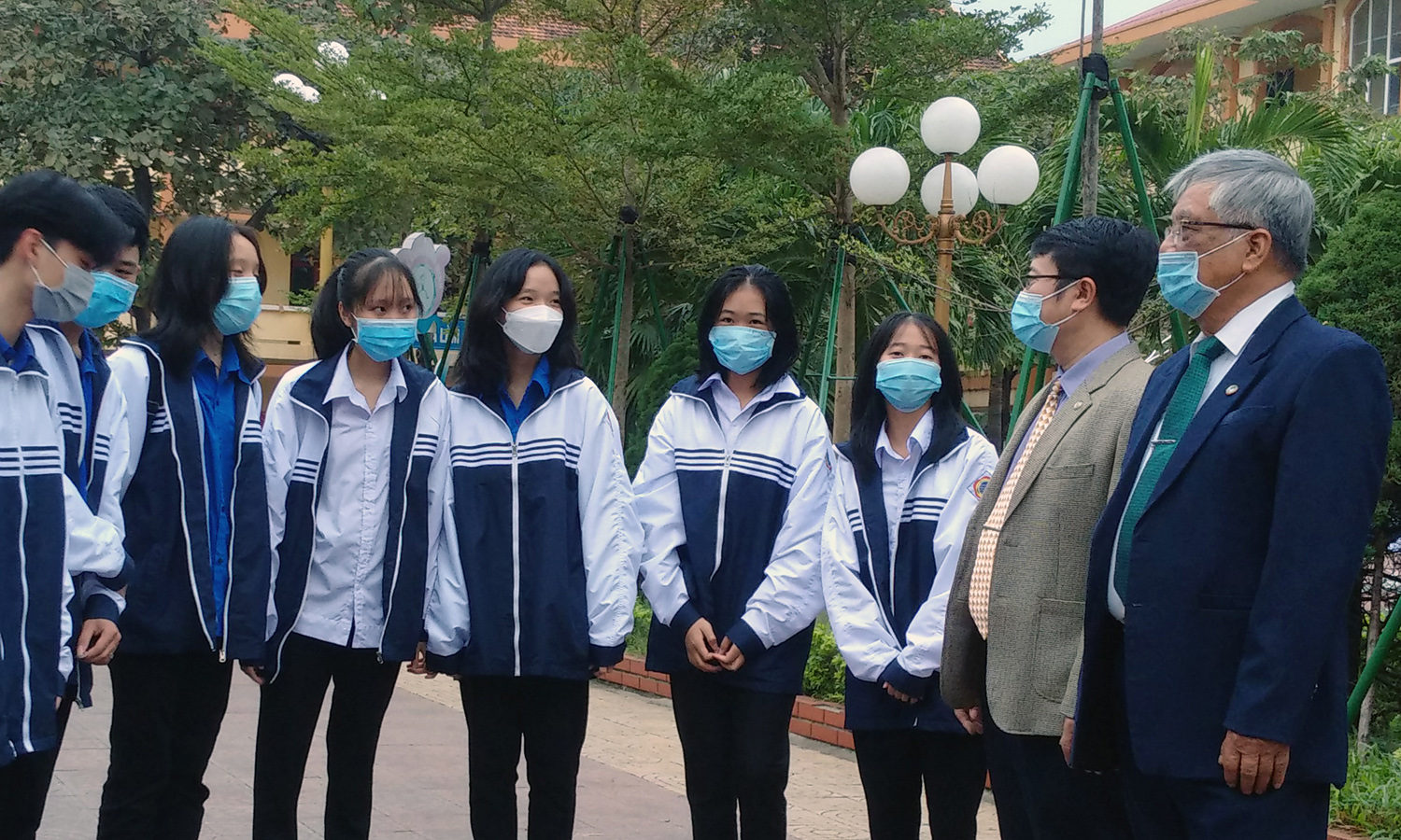 Thầy giáo Dương Viết Tuynh cùng học sinh Trường THPT Đào Duy Từ.