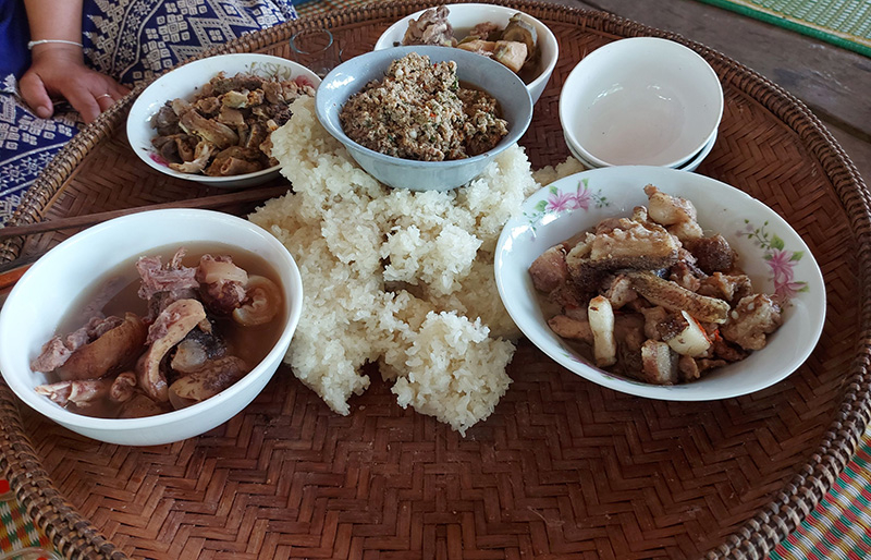 Mâm cơm của đồng bào người Khùa, người Mày trong các dịp lễ trọng không thể thiếu món xôi nấu từ lúa nếp rẫy.