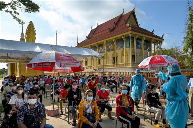 Nhân viên y tế tiêm chủng vaccine ngừa COVID-19 cho người dân tại Phnom Penh, Campuchia. Ảnh: AFP/TTXVN