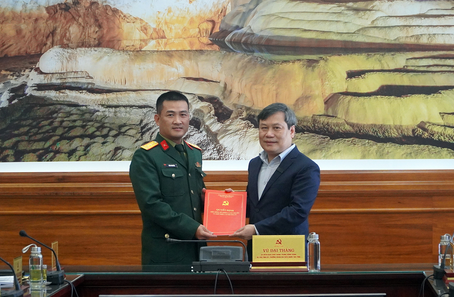  Đồng chí Bí thư Tỉnh ủy Vũ Đại Thắng đã trao quyết định và chúc mừng đồng chí Đoàn Sinh Hòa