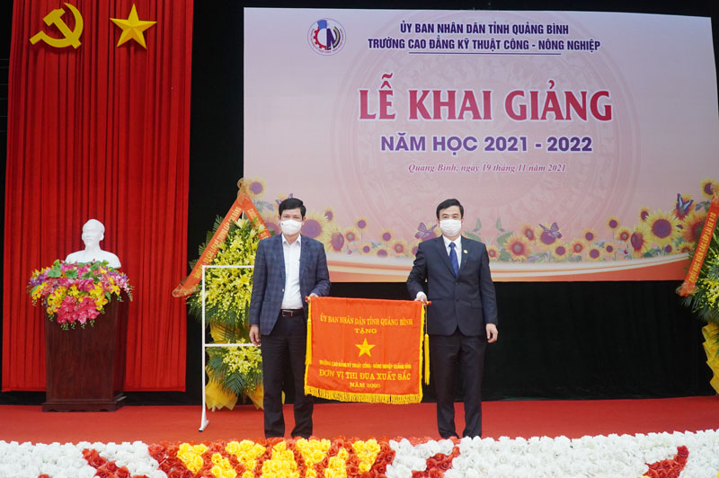 Đồng chí Phó Chủ tịch UBND tỉnh trao Cờ thi đua xuất sắc của UBND tỉnh cho tập thể Trường CĐ KTC-NN.