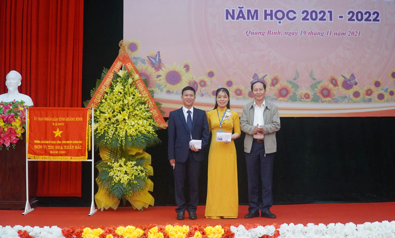 Hội Khuyến trao thưởng cho 2 giáo viên đạt giải tại Hội Giảng nhà giáo giáo dục nghề nghiệp toàn quốc năm 2021. 
