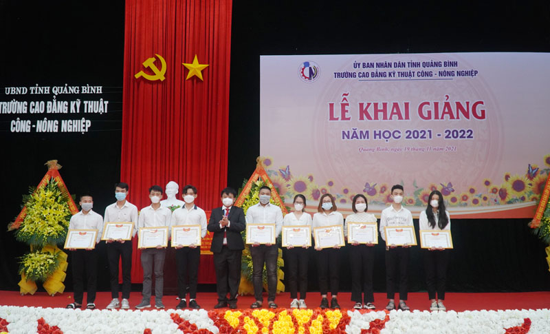 Đại diện lãnh đạo nhà trường trao thưởng cho HSSV xuất sắc năm học 2020-2021.