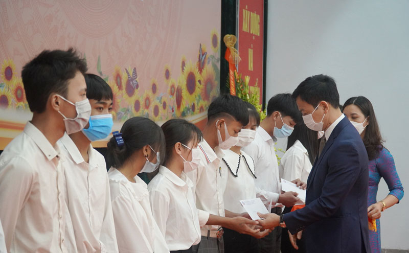 Đại diện lãnh đạo nhà trường trao học bổng cho HSSV nghèo vượt khó học giỏi. 