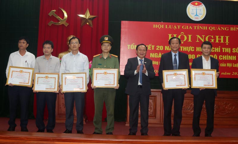 Đồng chí Trần Hải Châu, Phó Bí thư Thường trực Tỉnh ủy, Chủ tịch HĐND tỉnh tặng bằng khen cho các tập thể vì đã có thành tích xuất sắc trong 20 năm thực hiện Chỉ thị số 56/CT-TW.