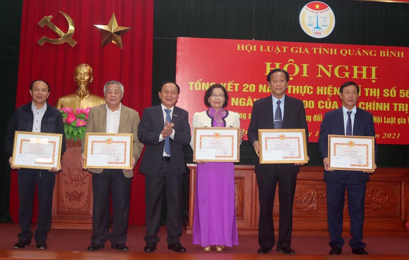 Đồng chí Trần Hải Châu, Phó Bí thư Thường trực Tỉnh ủy, Chủ tịch HĐND tỉnh tặng bằng khen cho các cá nhân vì đã có thành tích xuất sắc trong 20 năm thực hiện Chỉ thị số 56/CT-TW. 