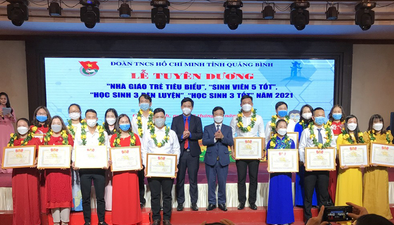 Đồng chí Trưởng ban Tuyên giáo Tỉnh ủy Cao Văn Định và đại diện Ban Thường vụ Tỉnh đoàn tuyên dương, khen thưởng các nhà giáo trẻ.