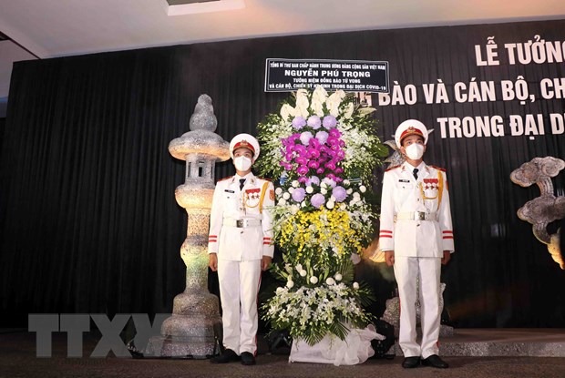 Lẵng hoa của Tổng Bí thư Nguyễn Phú Trọng gửi tưởng niệm đồng bào và cán bộ, chiến sỹ hy sinh, tử vong trong đại dịch COVID-19. (Ảnh: Xuân Khu/TTXVN)
