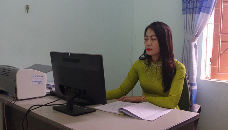 Cô giáo trẻ không ngừng học hỏi kinh nghiệm từ đồng nghiệp và tham khảo các loại tài liệu, sách báo để nâng cao kiến thức. 