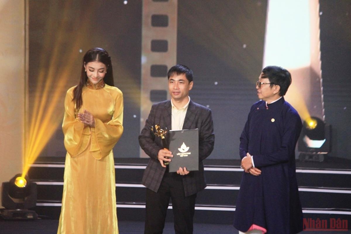   Trao giải Bông sen Vàng cho bộ phim “Ranh giới” của Trung tâm Phim Tài liệu và Phóng sự, Đài Truyền hình Việt Nam.