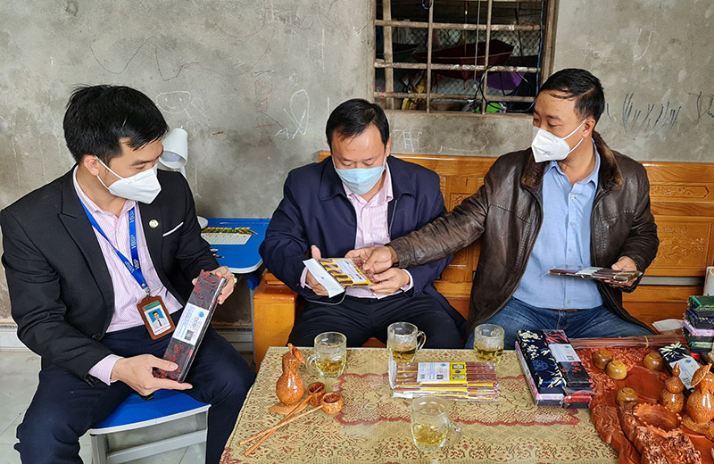 Cán bộ PGD NHCSXH TX. Ba Đồn kiểm tra việc thực hiện vốn vay tại HTX Sản xuất kinh doanh thương mại đũa gỗ Quảng Thủy.