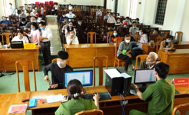 Với phương châm “đi từng ngõ, gõ từng nhà, rà từng đối tượng”, Công an Quảng Bình nỗ lực triển khai cấp căn cước công dân gắn chíp theo tiến độ đã đề ra.