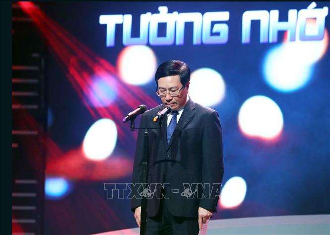 Phó Thủ tướng Thường trực Phạm Bình Minh, Chủ tịch Ủy ban An toàn giao thông Quốc gia tưởng niệm những đồng bào, đồng chí không may qua đời do tai nạn giao thông năm 2021 tại Việt Nam. Ảnh: Phạm Kiên/TTXVN