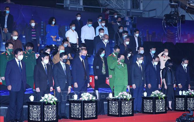 Các đại biểu đã dành một phút tưởng niệm những đồng bào, đồng chí không may qua đời do tai nạn giao thông năm 2021 tại Việt Nam. Ảnh: Phạm Kiên/TTXVN
