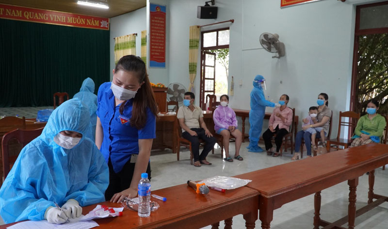 Lấy mẫu xét nghiệm cho người dân xã Quảng Phương.