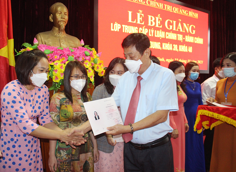  Lãnh đạo Trường Chính trị tỉnh trao giấy chứng chỉ cho các học viên.