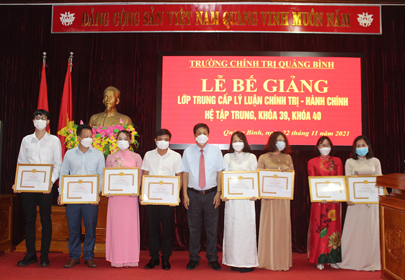 Lãnh đạo Trường Chính trị tỉnh trao giấy khen cho các học viên có thành tích xuất sắc trong học tập và rèn luyện.