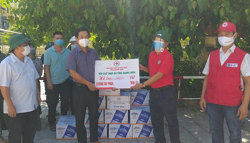 Lãnh đạo Hội CTĐ tỉnh trao hỗ trợ cho các cơ sở điều trị bệnh nhân mắc Covid-19.